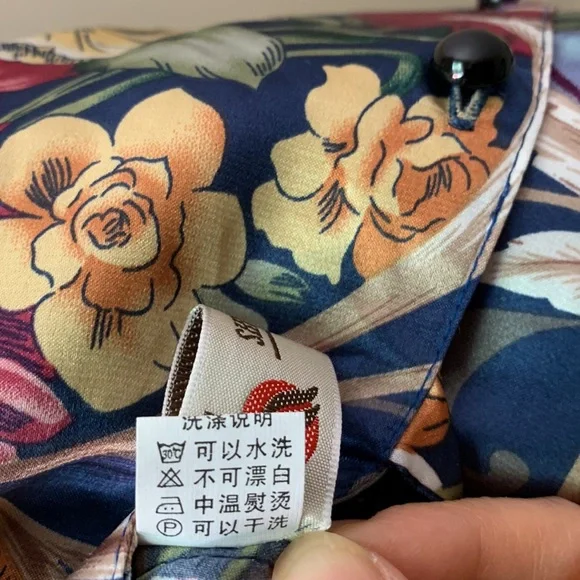 Supper unique 65% silk short sleeve floral top. - Picture 11 of 11